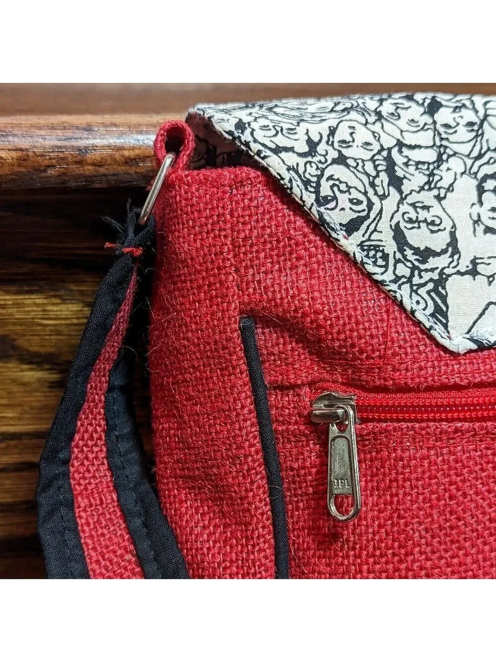 Red Burlap Crossbody With Black/White Artsy Faces on Flap Magnetic Closure EUC